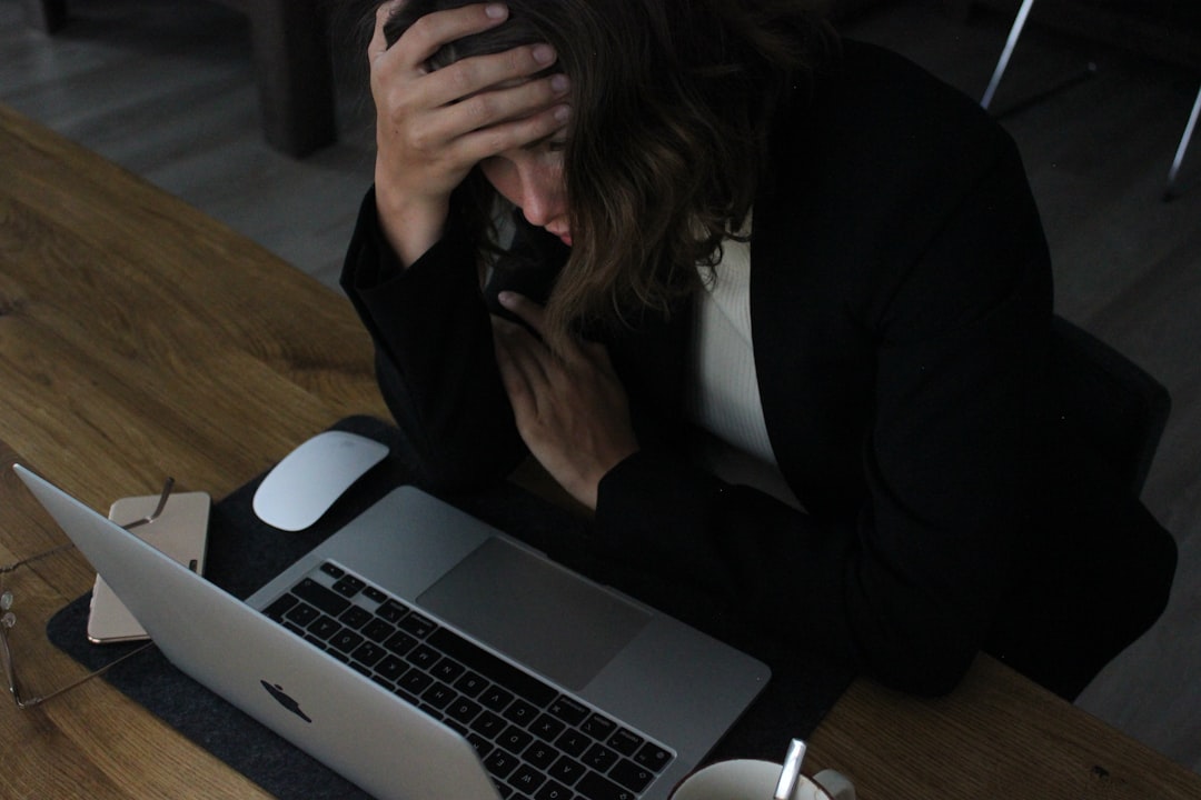 Email 'nuốt chửng' bạn mỗi ngày? Dẹp loạn hộp thư, dân văn phòng ai cũng cần biết! bìa